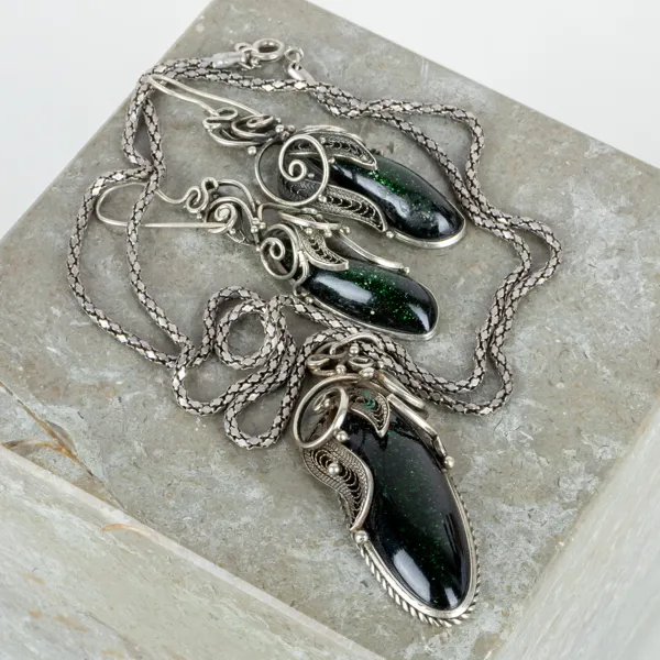 COLLIER OCH 1 PAR ÖRHÄNGEN, metall, sannolikt Sovjet, 1900-talets slut