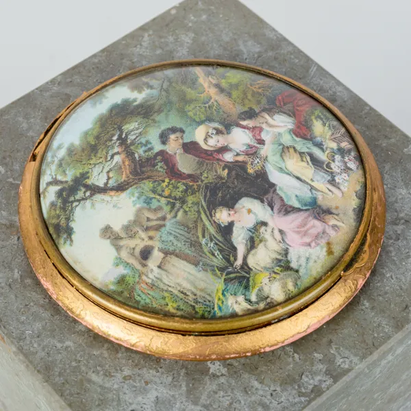 PUDERDOSA, mässing och metall, Frankrike, 1900-talets första hälft