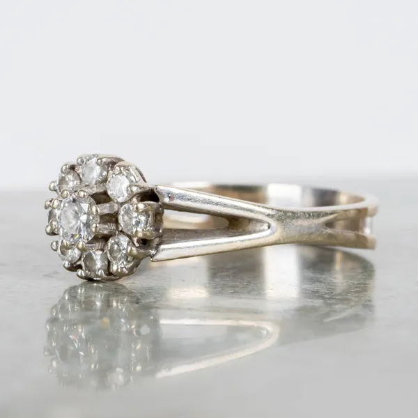 CARMOSÉRING, 14k vitguld med 9 briljantslipade diamanter, sannolikt 1900-talets andra hälft 