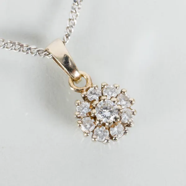 HÄNGE MED HALSKEDJA, 14k vitguld, med 9 briljantslipade diamanter, sannolikt 1900-talets andra hälft