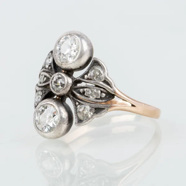 RING, 14k guld och silver, med gammalslipade diamanter tot ca 1.08 ct, sannolikt tidigt 1900-tal