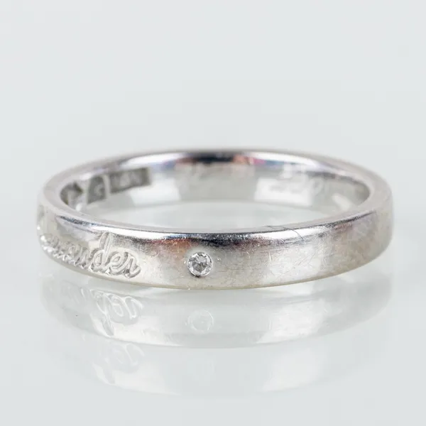 RING, 18k vitguld, med två små diamanter