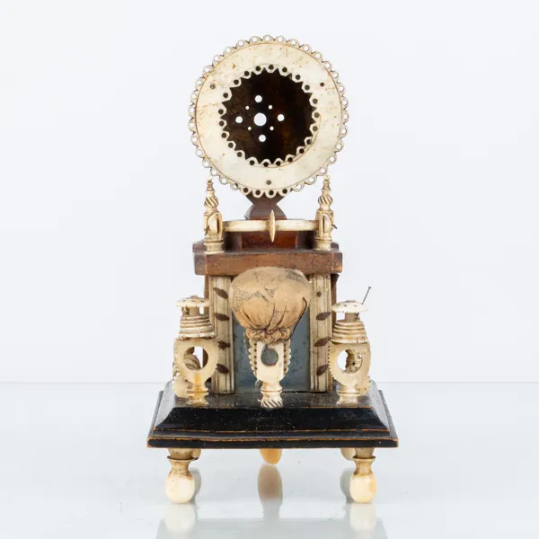FICKURSSTÄLL, trä och horn, 1800-tal