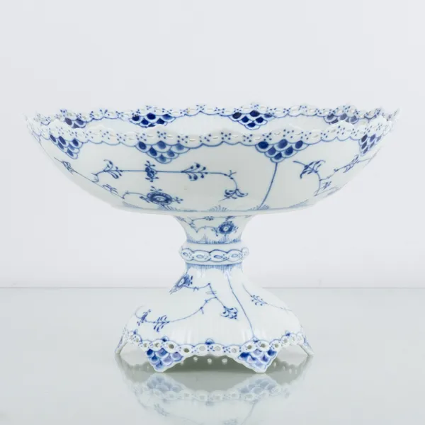 SKÅL PÅ FOT, porslin, Musselmalet, helblond, Royal Copenhagen