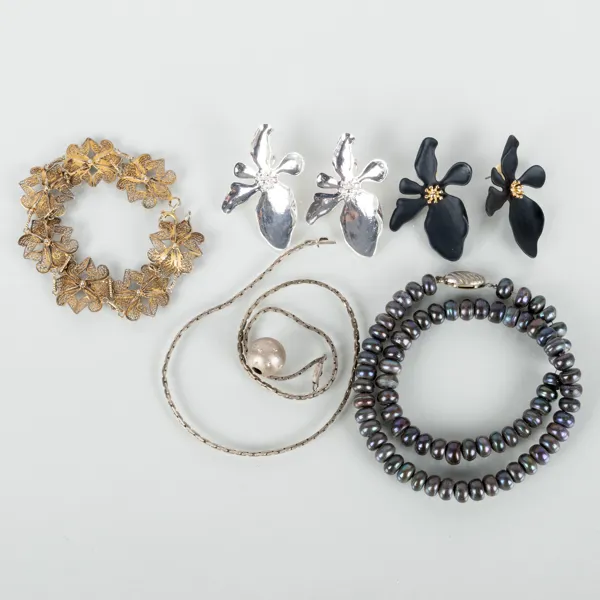SAMLING SMYCKEN, bla pärlcollier, halskedja, armband och örhängen, 1900-/2000-tal