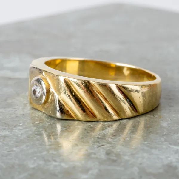 RING, 18k guld, med vit sten